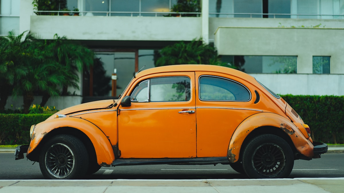 Volkswagen clásico naranja visto de perfil