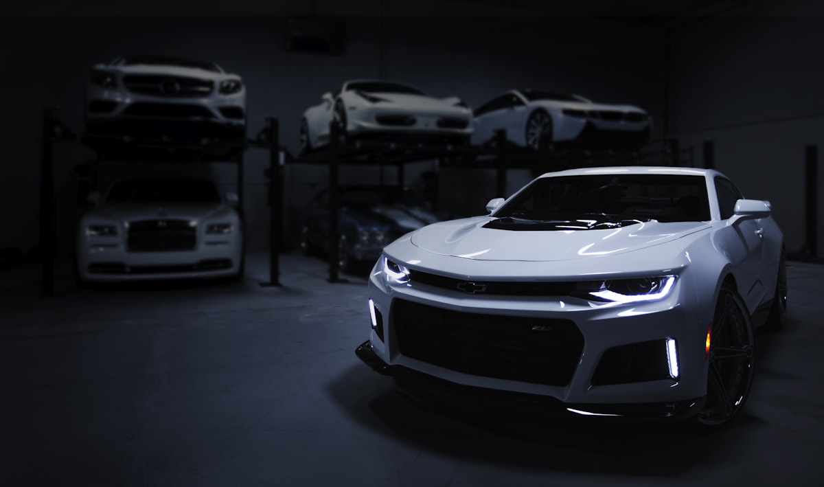 Automóviles preparados en un taller oscuro